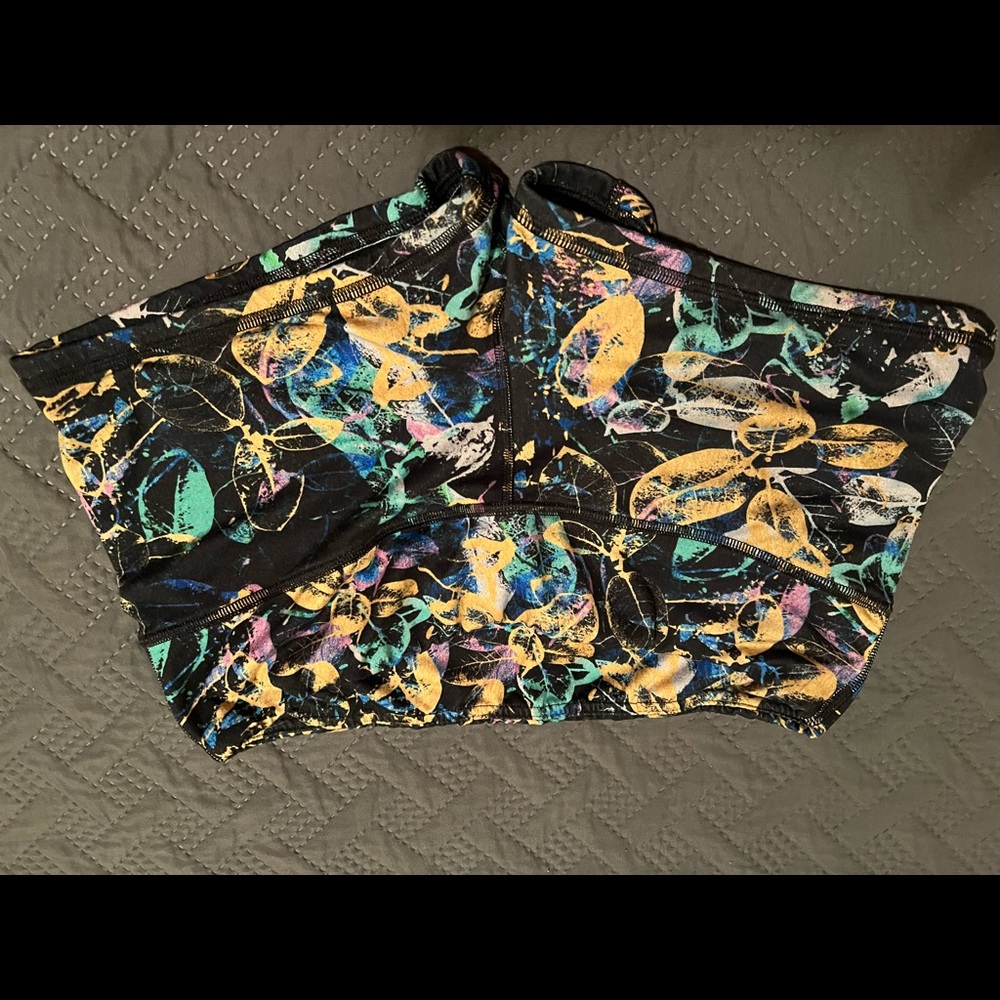 Fleo Original Au Shorts Large Monarch fabric
2.5" inseam
Flat, 3" wide waistband